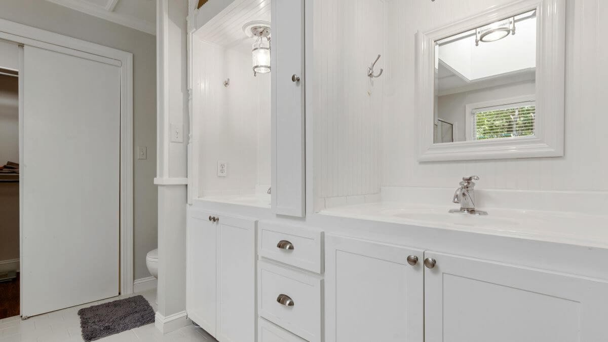 Integrated bespoke bathroom storage cabinet