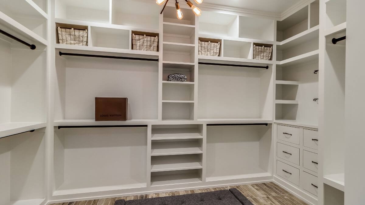 Custom built-in living room bookshelf and cabinetry